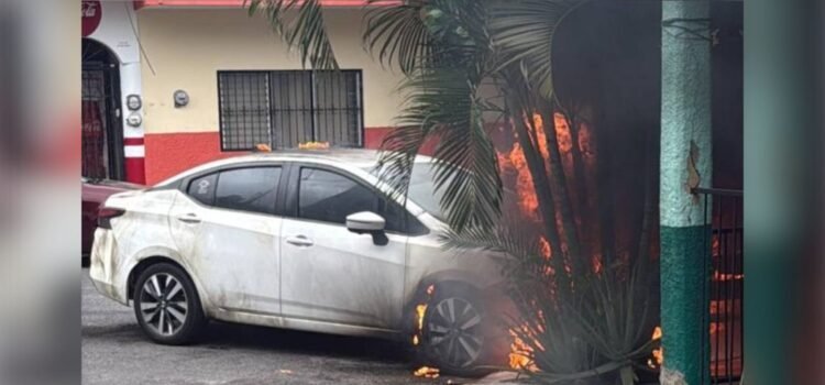 Incendian vehículo de influencer en Colima
