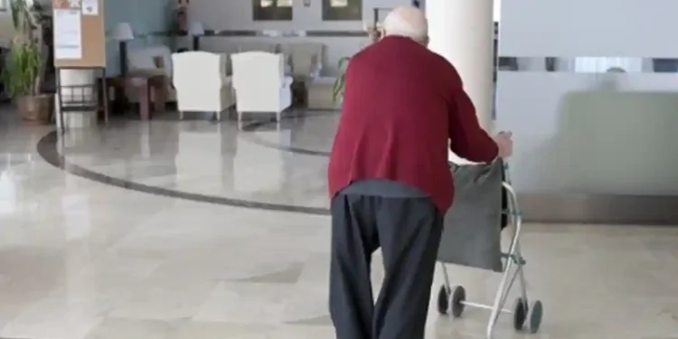 A sus 38 años decidió mudarse a una residencia para personas de la tercera edad