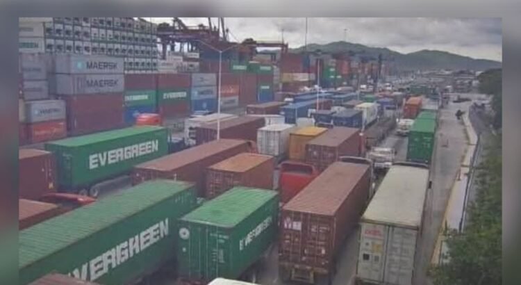 Transportistas de Manzanillo denuncian caos en aduana y pérdidas millonarias