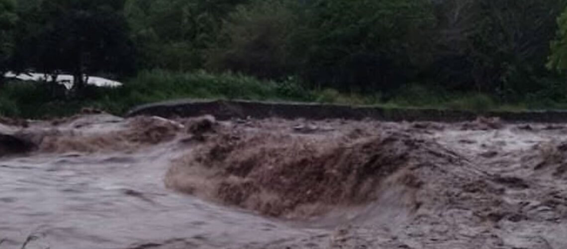 Protección Civil de Colima atiende 37 incidentes por lluvias y desbordamientos
