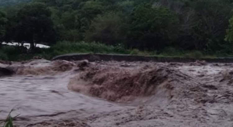 Protección Civil de Colima atiende 37 incidentes por lluvias y desbordamientos
