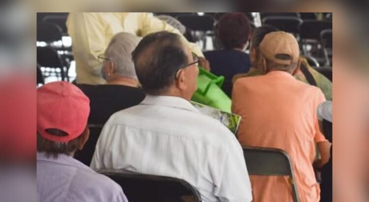Juez ordena a banco desbloquear tarjeta y devolver ahorros a adulto mayor en Colima