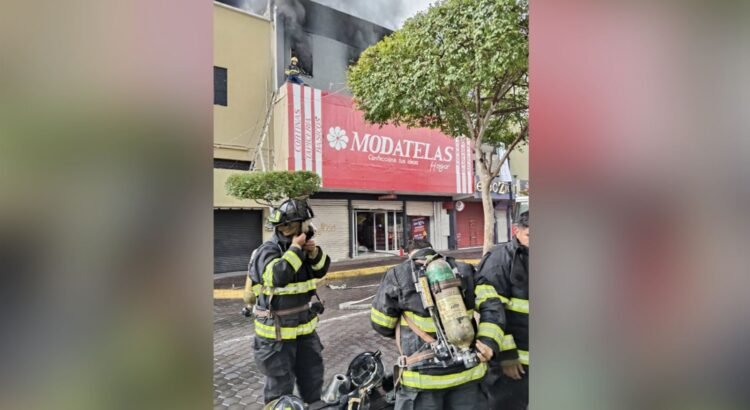 Fuerte incendio en el centro de Colima genera alarma y cierre de calles