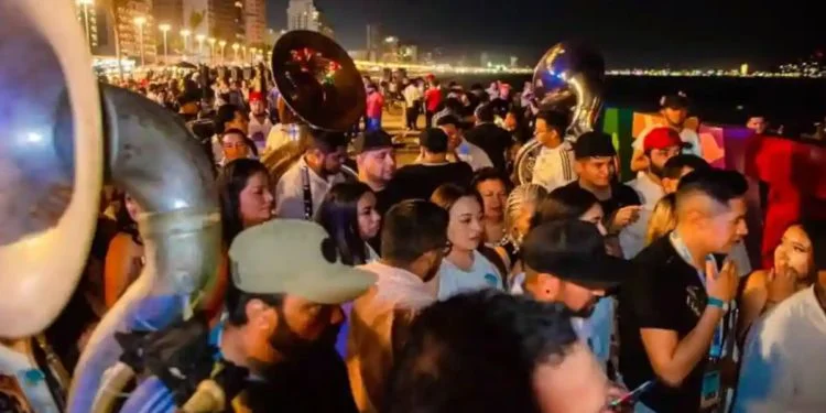 Con banda y cerveza esperaron el tsunami