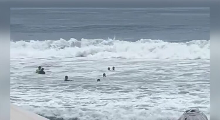 Guardavidas de Manzanillo rescatan a cinco jóvenes en Miramar