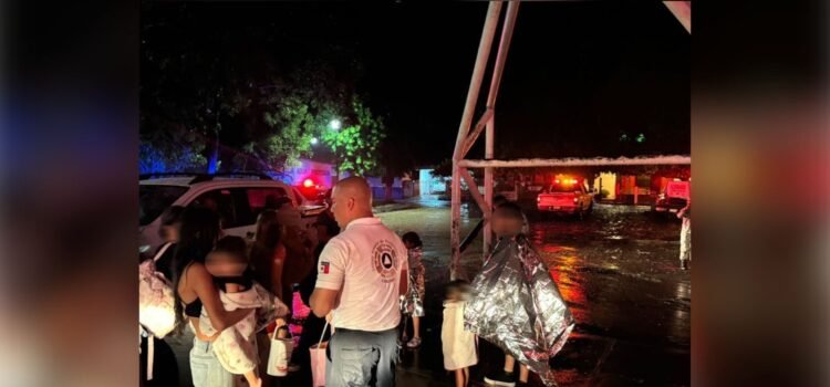 Rescatan a 16 atrapados en Coquimatlán