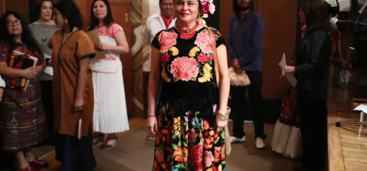 Natalia Toledo recibe la Medalla Bellas Artes de Literatura en Lenguas Indígenas y rinde tributo a sus raíces zapotecas