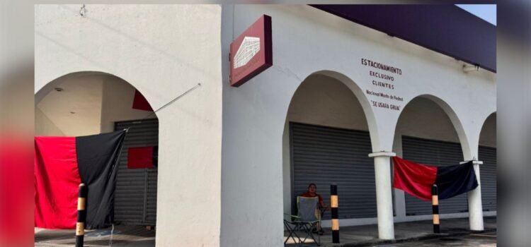 Huelga en Monte de Piedad de Tecomán afecta operaciones locales