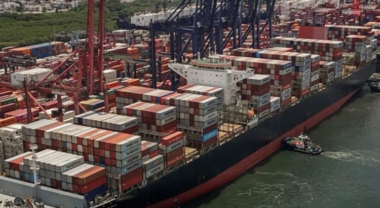 Manzanillo colapsa: retención de contenedores dispara costos y retrasos Manzanillo colapsa: retención de contenedores dispara costos y retrasos