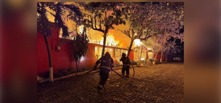 Incendio arrasa con restaurante histórico de mariscos en Colima Incendio arrasa con restaurante histórico de mariscos en Colima