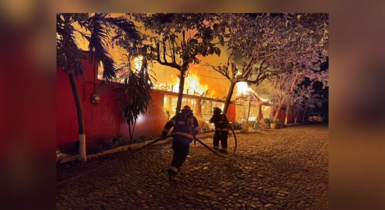 Incendio arrasa con restaurante histórico de mariscos en Colima