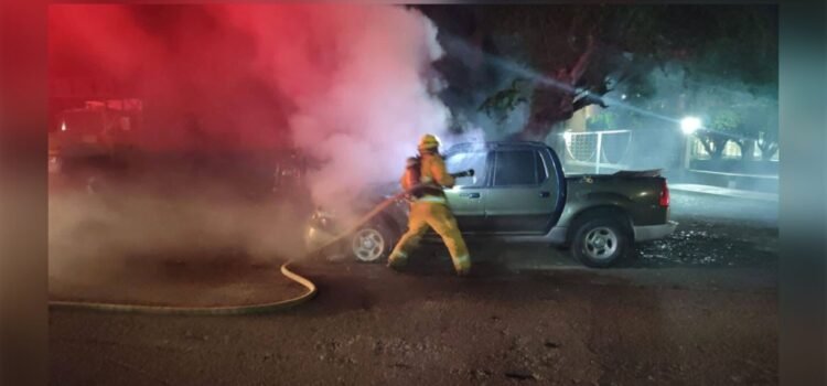 Vehículo sufre incendio sobre Avenida Los Deportistas en Colima Vehículo sufre incendio sobre Avenida Los Deportistas en Colima