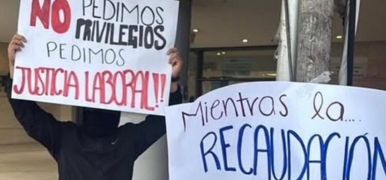 Empleados del SAT en Colima exigen mejores condiciones laborales y aumento salarial Empleados del SAT en Colima exigen mejores condiciones laborales y aumento salarial