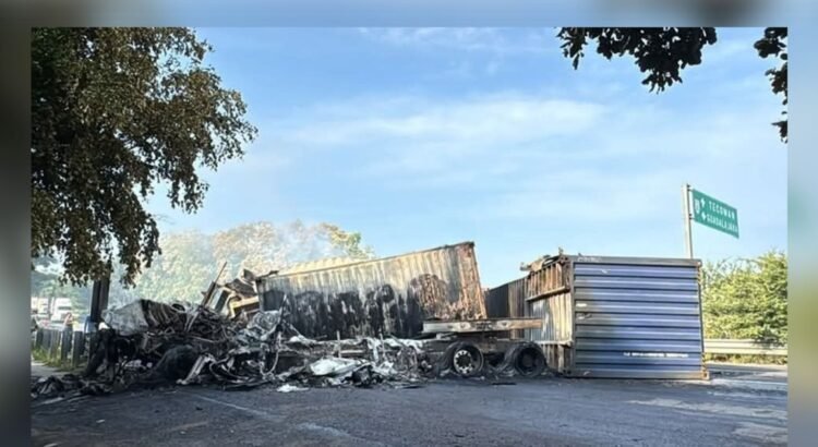 Tráileres chocan y bloquean autopista Tecomán–Colima en Loma de Fátima