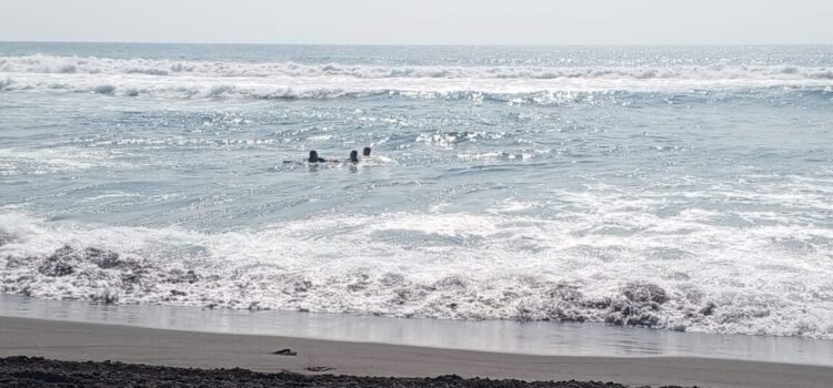 Rescatan a nueve bañistas en Cuyutlán pese a advertencias por alto oleaje
