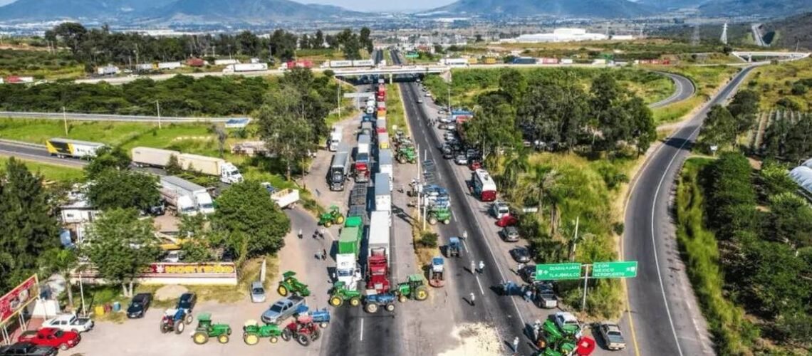 Bloqueos y obras en autopista provocan caída del turismo en Colima