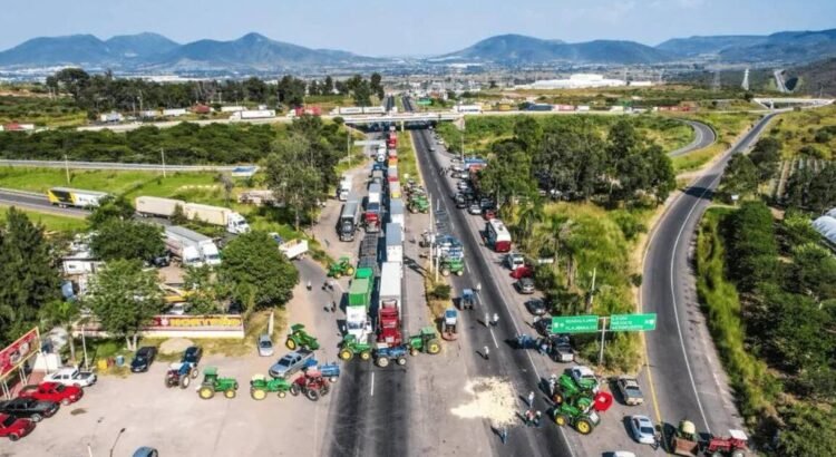 Bloqueos y obras en autopista provocan caída del turismo en Colima