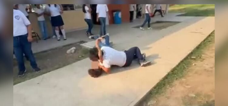 Riña en secundaria de Manzanillo deja alumno hospitalizado Riña en secundaria de Manzanillo deja alumno hospitalizado