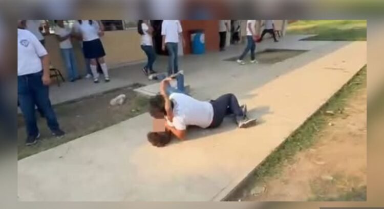 Riña en secundaria de Manzanillo deja alumno hospitalizado Riña en secundaria de Manzanillo deja alumno hospitalizado