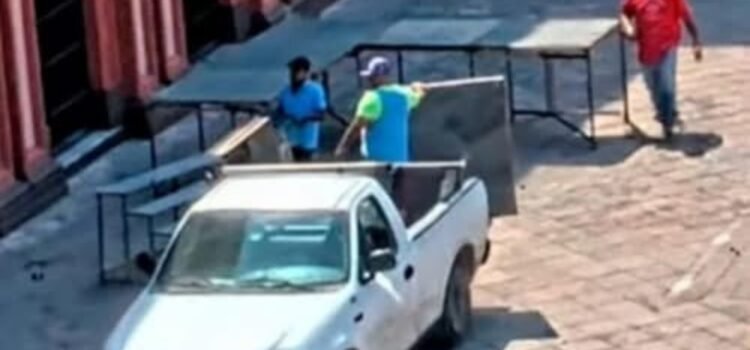 Exigen transparencia en Colima, presunto uso de camioneta oficial en protesta de generación Z Exigen transparencia en Colima, presunto uso de camioneta oficial en protesta de generación Z