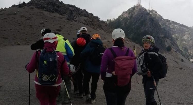 Rescatan a nueve personas extraviadas en el Nevado de Colima Rescatan a nueve personas extraviadas en el Nevado de Colima
