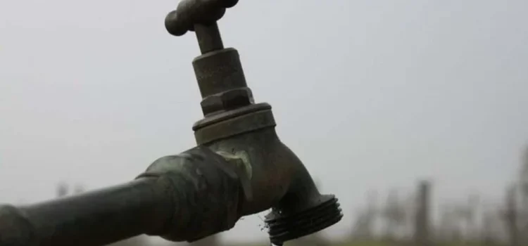 Prohíbe la Nueva Ley General de Aguas cortes totales por falta de pago