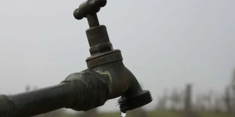 Prohíbe la Nueva Ley General de Aguas cortes totales por falta de pago