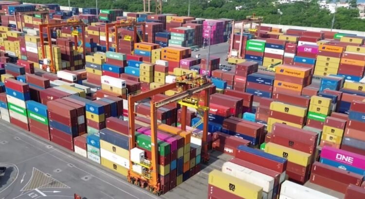 Manzanillo no superará los 3.9 millones de contenedores en 2025; transportistas advierten impacto en entregas