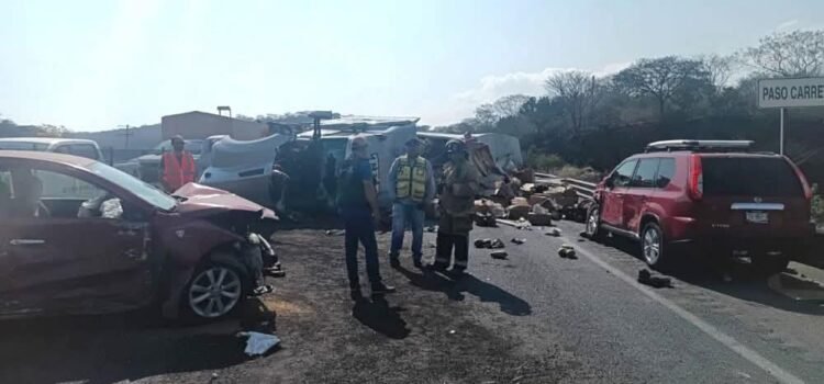 Volcadura y choque múltiple paralizan la autopista Guadalajara–Colima en Sayula Volcadura y choque múltiple paralizan la autopista Guadalajara–Colima en Sayula
