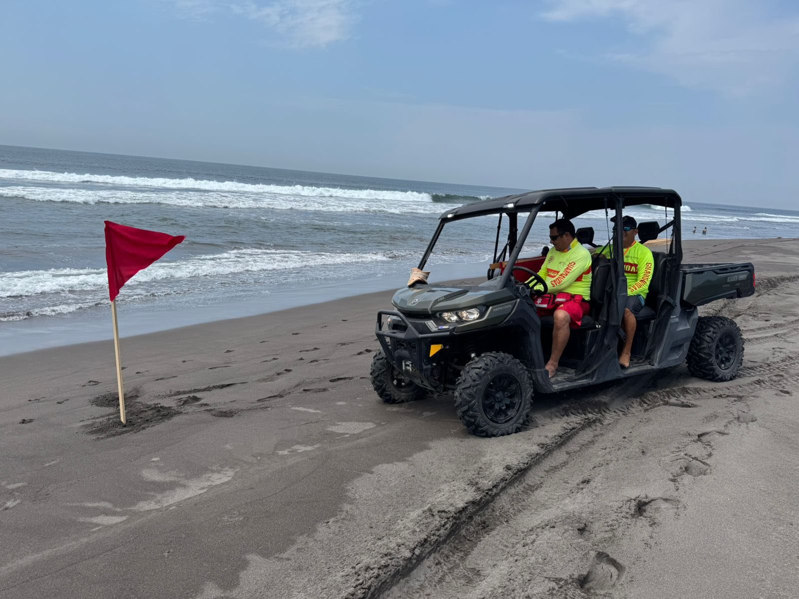 Refuerzan vigilancia en playas y carreteras de Colima por periodo vacacional
